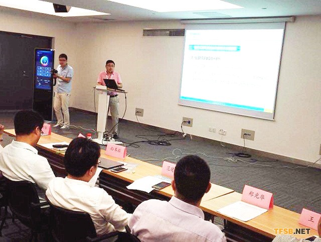 霍爾新風(fēng)文總上臺(tái)發(fā)表演講