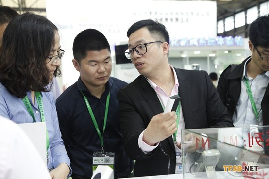     第13屆中國(guó)凈博會(huì)廠家與商家現(xiàn)場(chǎng)交流